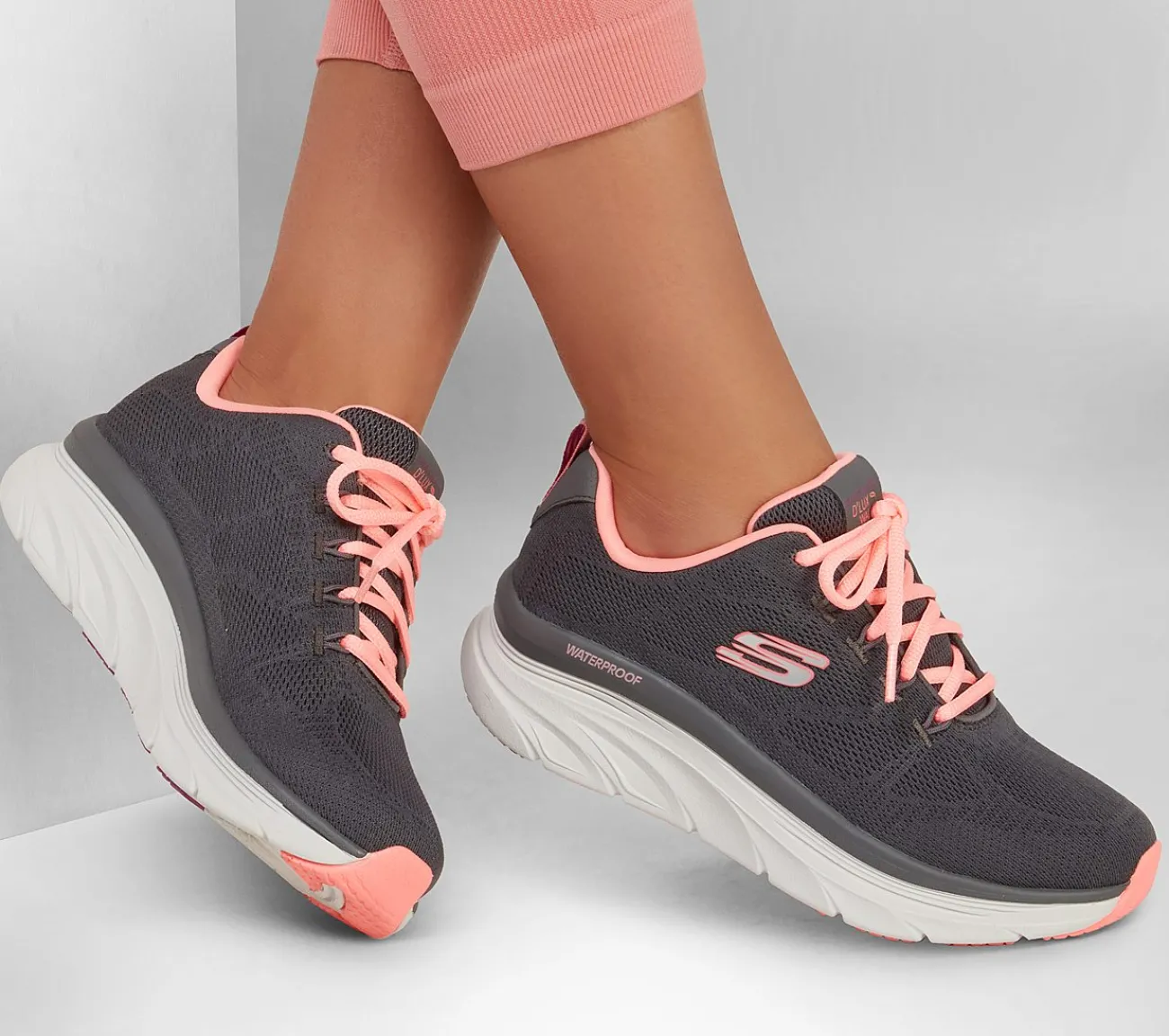 SKECHERS Relaxed Fit: D'Lux Walker - Get Oasis - Waterproof CCCL Fashion